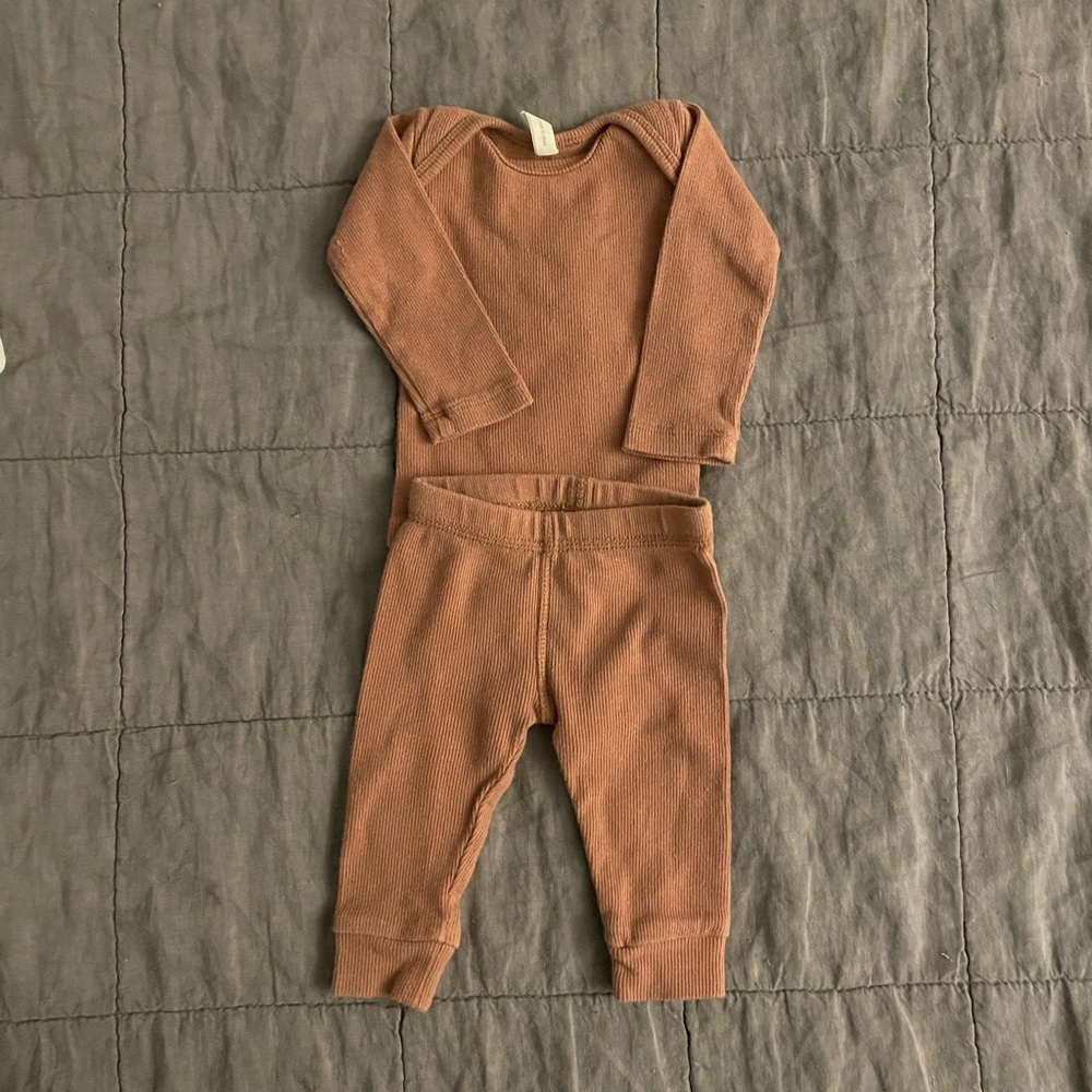 Quincy Mae Organic Baby Essentials tee & pants matching set (0-3 mo)
